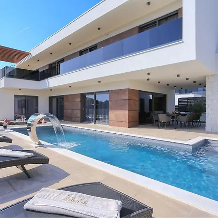 Golden Sun With Heated Pool Βίλα *