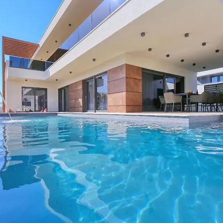 Βίλα Golden Sun With Heated Pool *