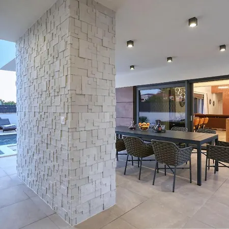 Golden Sun With Heated Pool Βίλα