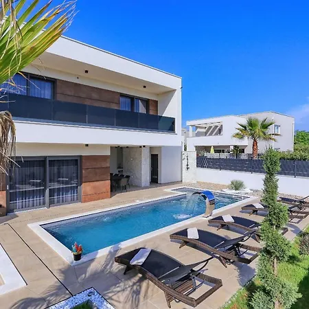 Golden Sun With Heated Pool *