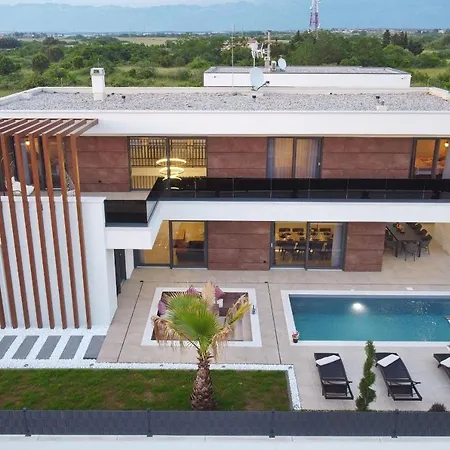 Βίλα Golden Sun With Heated Pool *