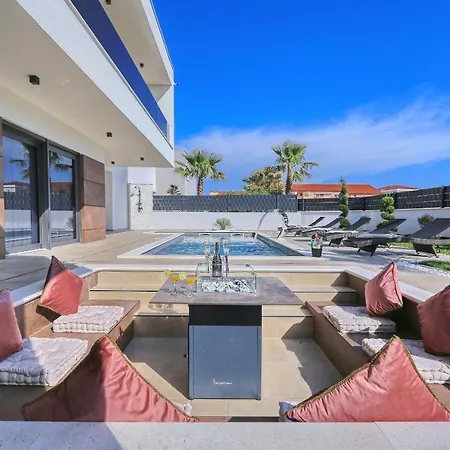 Golden Sun With Heated Pool Βίλα Zaton (Zadar)