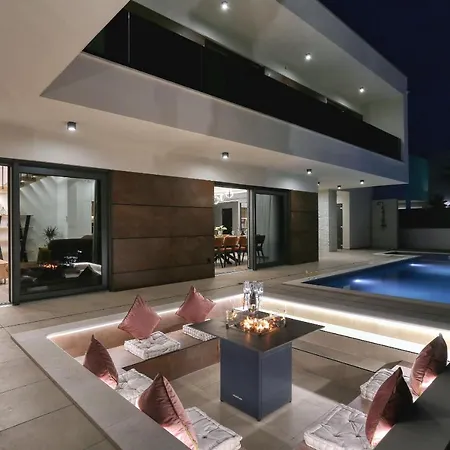 Βίλα Golden Sun With Heated Pool