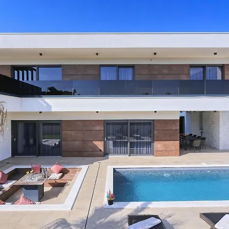 Βίλα Golden Sun With Heated Pool *