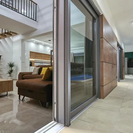 Βίλα Golden Sun With Heated Pool *