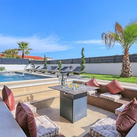 Βίλα Golden Sun With Heated Pool