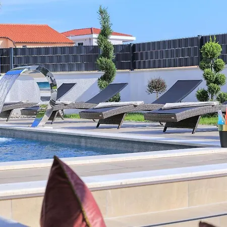 Golden Sun With Heated Pool Βίλα