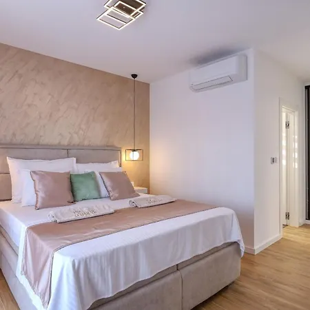 Βίλα Golden Sun With Heated Pool