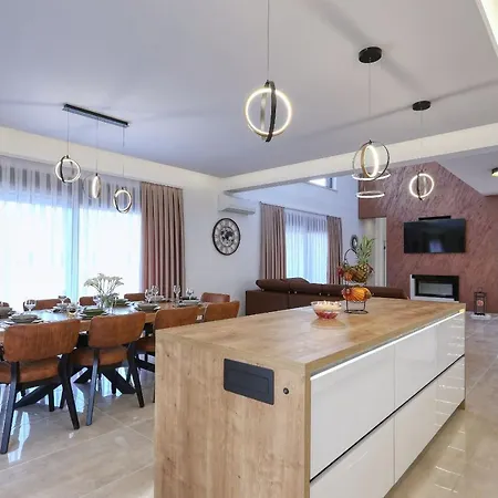 Villa Golden Sun With Heated Pool *
