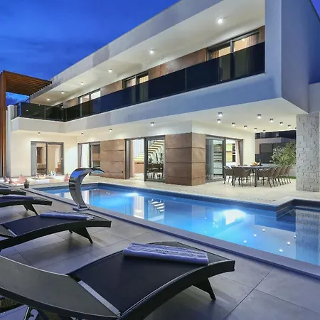 Golden Sun With Heated Pool *
