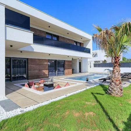 Golden Sun With Heated Pool Villa