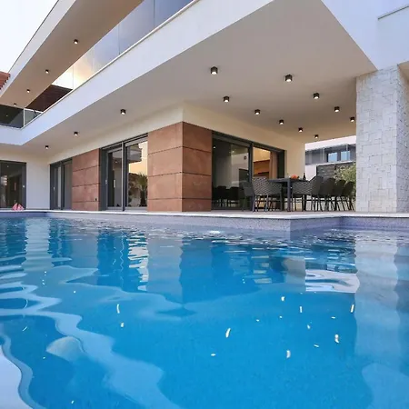 Golden Sun With Heated Pool *